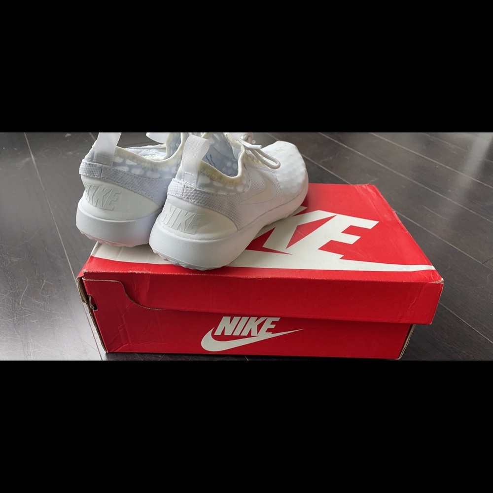 SOLD - White Nike runners - size 35